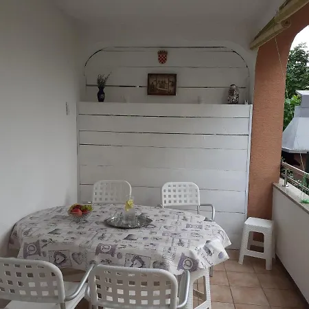 Conty On The Ground Floor Apartment Malinska