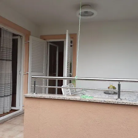 Conty With Terrace And Garden Apartamento Malinska